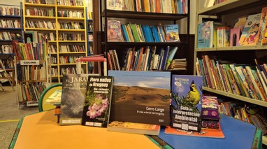 Donación de libros a biblioteca de Fraile Muerto