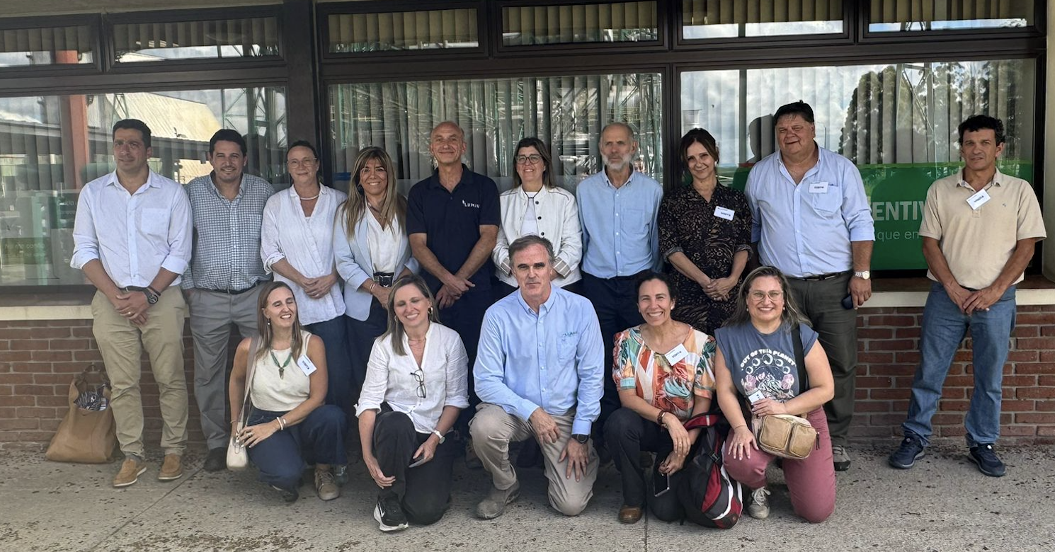 Visita Ministra de Vivienda y Comisión Honoraria de la Madera a la planta de LUMIN en Tacuarembó.